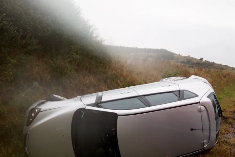 CLUJ: Șoferiță rănită în urma unui accident rutier. S-a răsturnat cu mașina FOTO