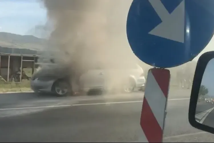 BMW în flăcări la ieșire din Florești! Participanții la trafic au dat dovadă de spirit civic FOTO