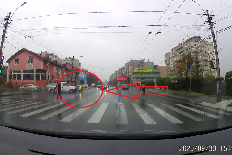 Accident filmat pe Aurel Vlaicu. Un scuterist a intrat ORBEȘTE direct într-o camionetă - VIDEO