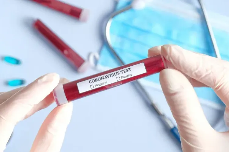 Puțin peste 1.100 de cazuri noi de COVID în ultima zi. Câte teste s-au facut