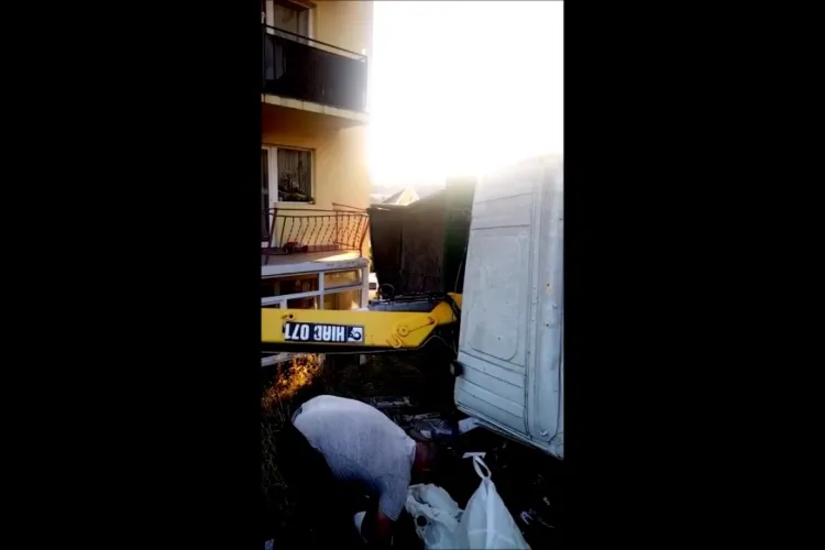 ”Dorel” s-a răsturnat cu macaraua în Baciu, peste balcoanele oamenilor - VIDEO   