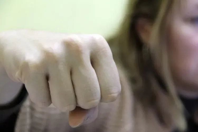 Wonder woman de România! O tânără de 22 de ani a bătut patru polițiști și trei bodyguarzi 