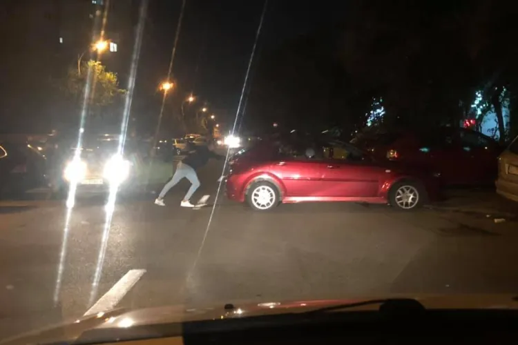 Cluj: Strada Ion Mester blocată de o mașină care a ajuns în mijlocul drumului - FOTO   