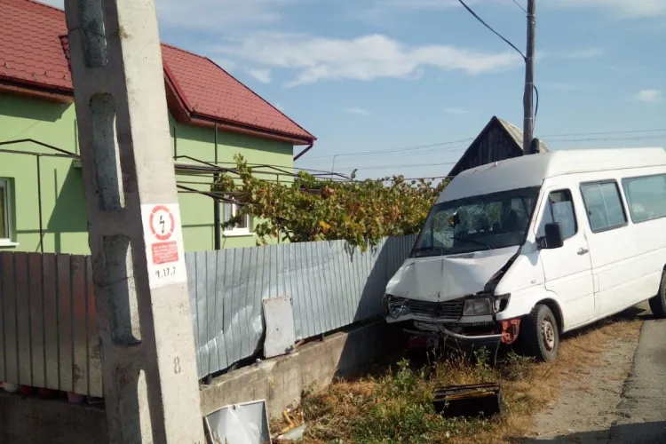 Accident la Răscruci: Un șofer a intrat cu microbuzul în țeava de gaz FOTO