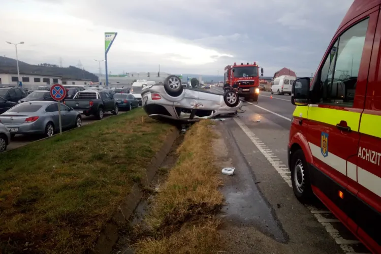 Accident impresionant între Florești și Gilău. Un șofer s-a răsturnat cu mașina pe stradă FOTO