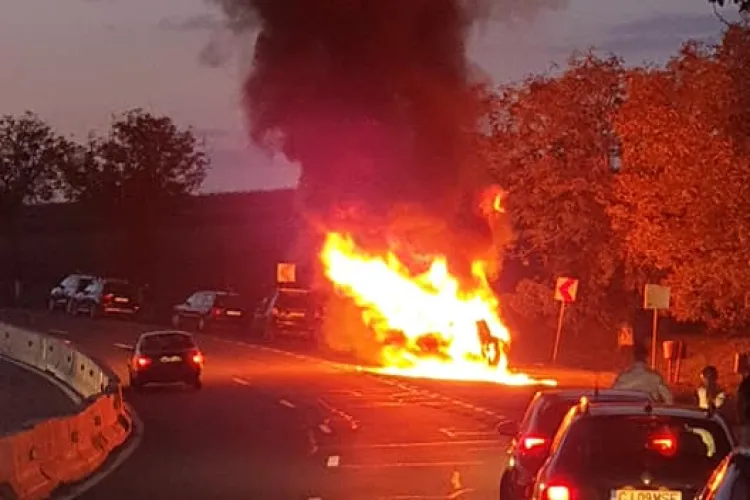 Autoturism aprins la Tureni! Mașina a luat foc și a ars ca o torță - FOTO