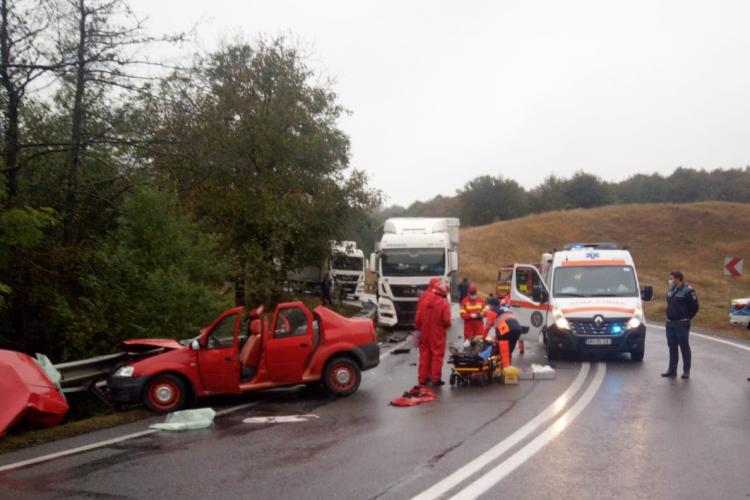 Accident mortal pe un drum din Cluj. Un șofer a intrat cu mașina într-un TIR FOTO/VIDEO