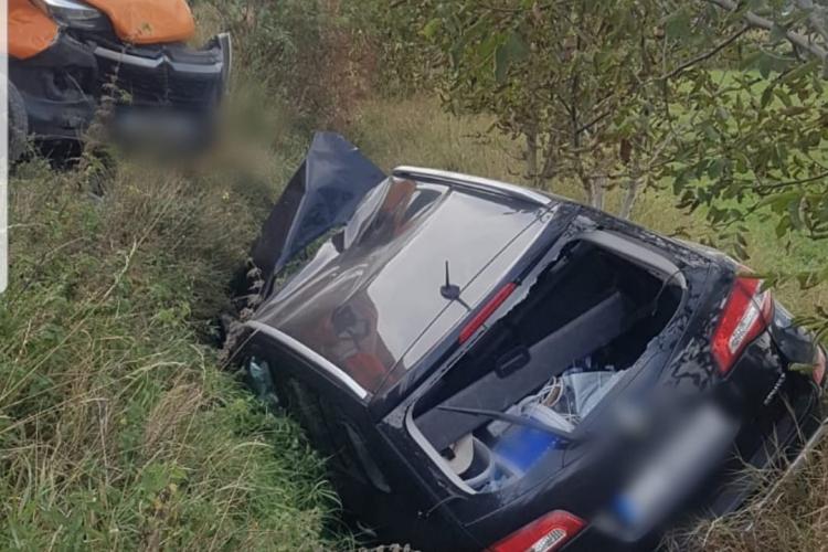 CLUJ: Accident la Tureni, unde un șofer de 71 de ani a intrat direct într-o autospecială de la Drumuri Naționale - VIDEO