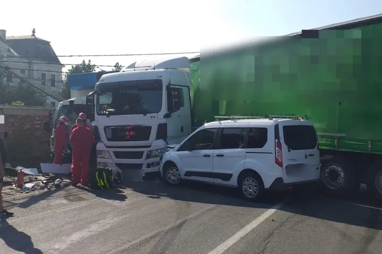 Accident GRAV între două TIR-uri și o mașină la Răscruci FOTO/VIDEO
