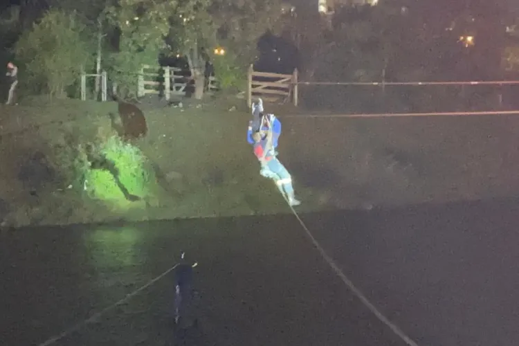 Bărbatul suspendat deasupra Someșului a făcut un pariu că va trece apa. Acum, ar trebui să achite intervenția salvatorilor