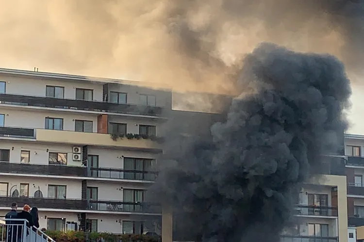 Mașina făcută scrum în cartierul Bună Ziua. Pompierii au acționat rapid FOTO