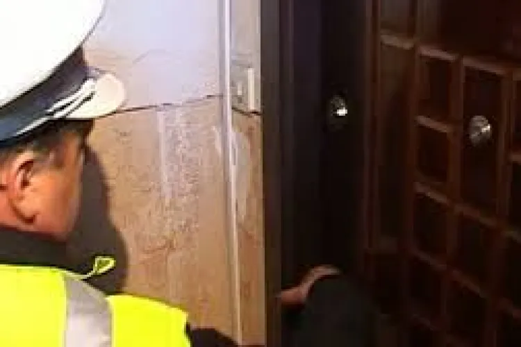 Amănunte șocante de la scandalul din Florești! Tânărul arestat a ieșit aproape dezbrăcat la ușă și a lovit un polițist în față