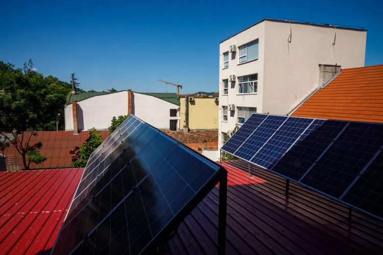 Primăria Cluj-Napoca montează 640 panouri fotovoltaice pentru 7 cădiri publice