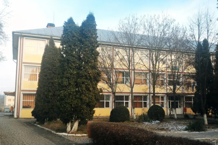 Focar de COVID în Huedin la Liceul Teoretic ”Octavian Goga”. Liceul trece în online