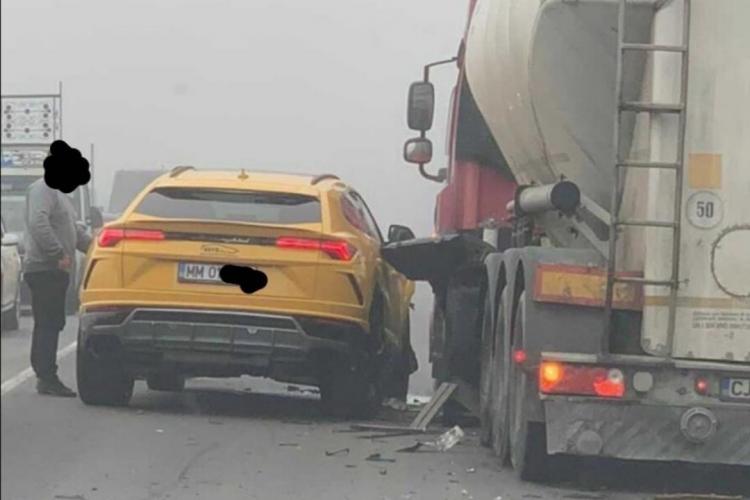 Lamborghini de peste 200.000 de euro avariat într-un accident la Jucu. Au fost implicate 4 mașini FOTO