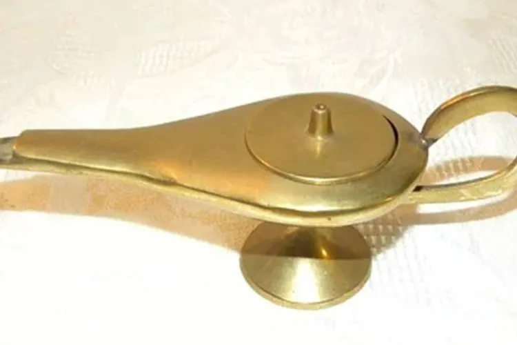 I-au vândut unui doctor ”lampa lui Aladin”, iar medicul a mers la poliție când a văzut că nu funcționează