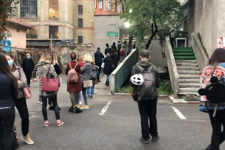 Rezidențiat 2020! Pentru a se înscrie la rezidențiat, viitorii medici stau la cozi și se expun riscului îmbolnăvirii cu COVID-19