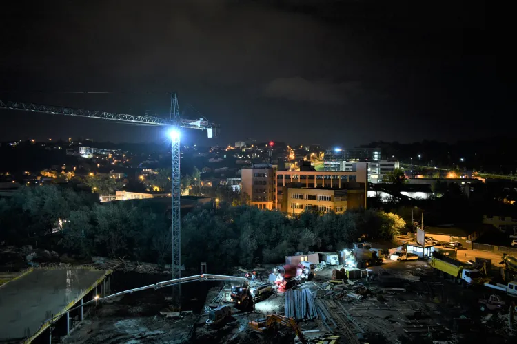 Scandal în Dâmbu Rotund, din cauza unui șantier: Muncitorii toarnă beton și operează macarale la aproape 12 noaptea FOTO/VIDEO 