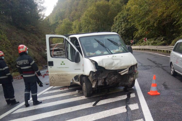 Accident cu o victimă la Bucea. Șoferul unei dube a ajuns la spital FOTO