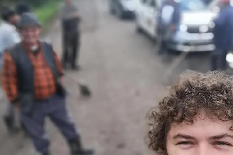 Oamenii din Chidea, comuna Vultureni, fac clacă pentru a-și repara drumul, sătui de minciuni - FOTO