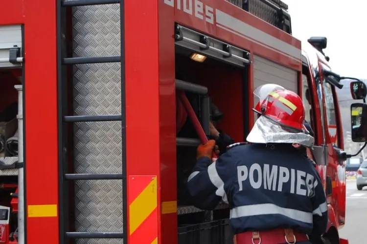 CLUJ: Incendiu la o cabană. Pompierii au intervenit rapid și au reușit să salveze casa