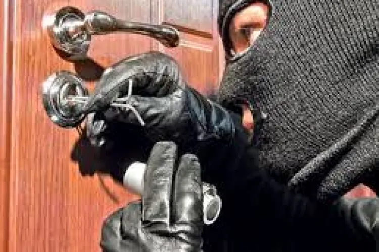 Tineri mascați, surprinși când încercau INSISTENT ușa unui apartament din Florești. Se înmulțesc hoții sau cu COVID -ul toți par hoți?   