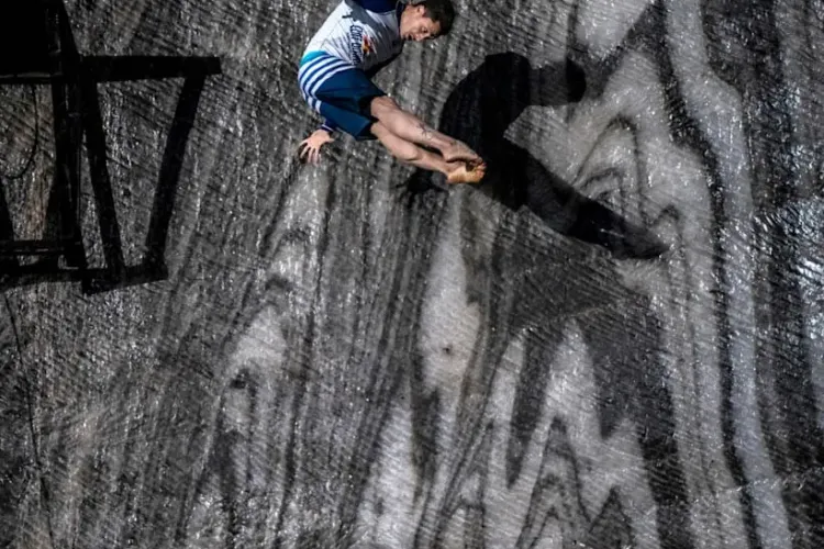 Premieră mondială în Salina Turda! Prima săritură din lume la 120 de metri sub pământ, s-a făcut în lacul din Salina Turda - VIDEO    
