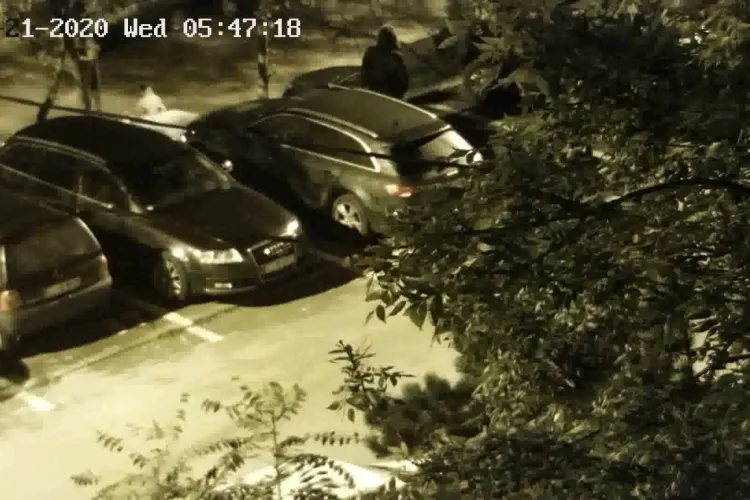 Bărbat filmat în timp ce fură capace de mașină în Gheorgheni. Cum acționează VIDEO