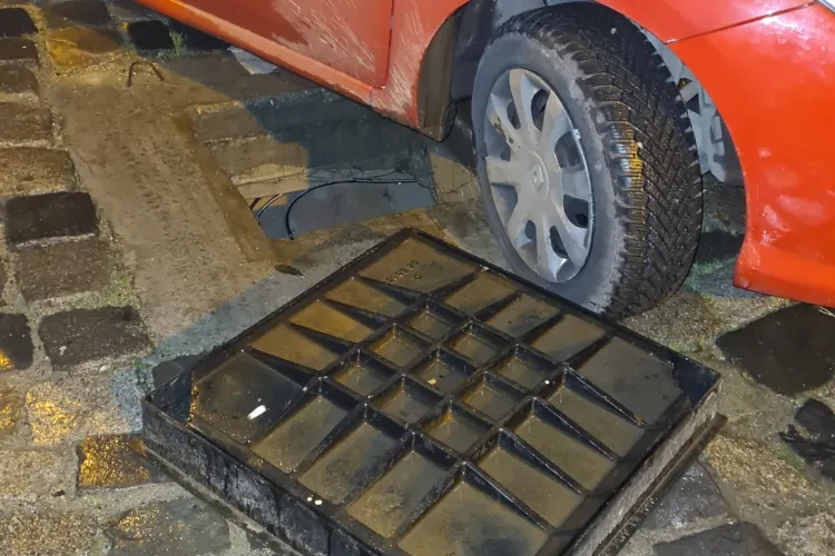 Un clujean și-a avariat mașina într-un canal ”acoperit de formă” - FOTO