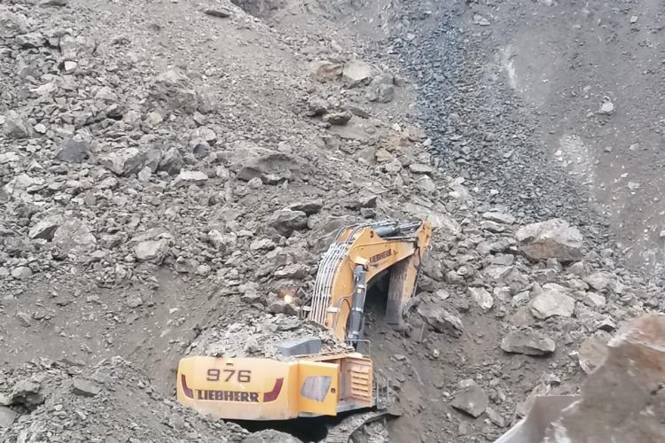 UPDATE: Șoferul buldoexcavatorului a fost găsit mort / Alunecare de teren la cariera Morlaca. Un om e captiv într-un buldoexcavator - FOTO