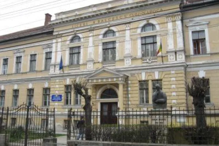 Liceul Nicolae Bălcescu din Cluj trece la ore online