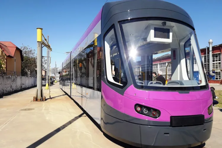 CTP Cluj pune în circulație primele 4 tramvaie noi, fabricate în România. Ce dotări au