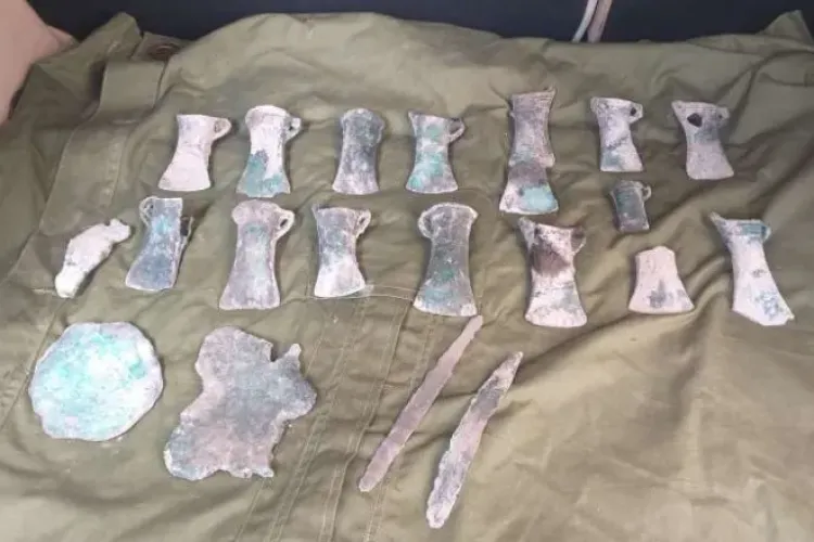 Descoperire de senzație la Cluj: Tezaur cu 21 de piese din epoca bronzului găsit întâmplător la Turda - FOTO