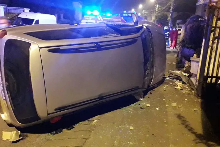 Mașină răsturnată pe o stradă din Dâmbul Rotund. Șoferul a plecat și a lăsat-o acolo FOTO
