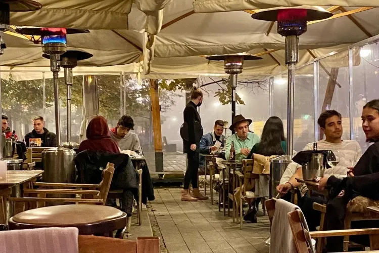 Terasele cu pereți de sticlă sau folie de plastic au devenit spații închise cu TUPEU   