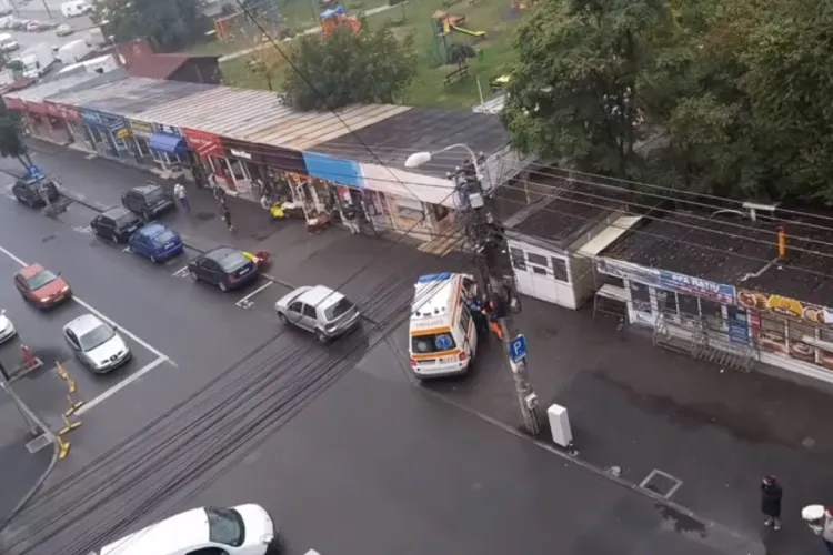 Clujeancă băgată cu forța în ambulanță, după ce polițiștii au prins-o că nu purta mască. Ce explicație au autoritățile VIDEO