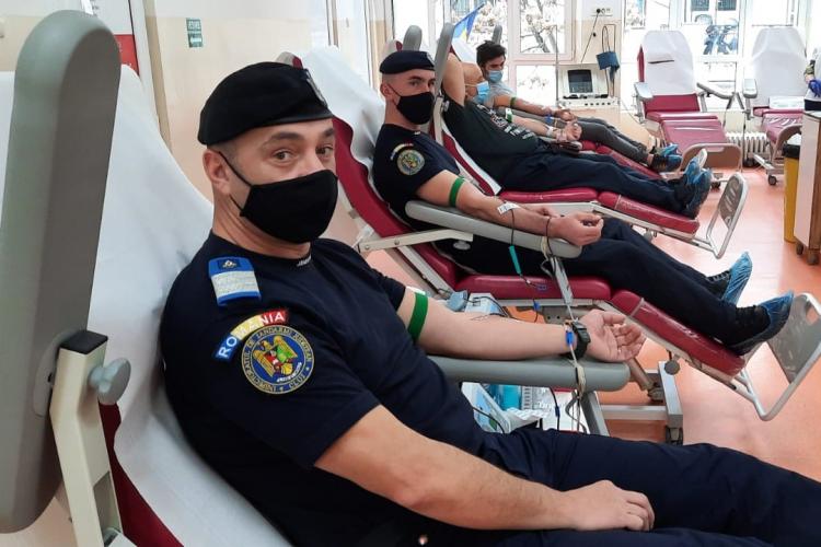 Jandarmii clujeni au donat sânge pentru copiii internați în spital FOTO
