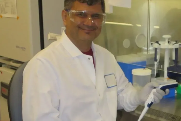 Cercetătorul care a anticipat cum va evolua pandemia ne spune când se termină totul, când scăpăm de COVID-19