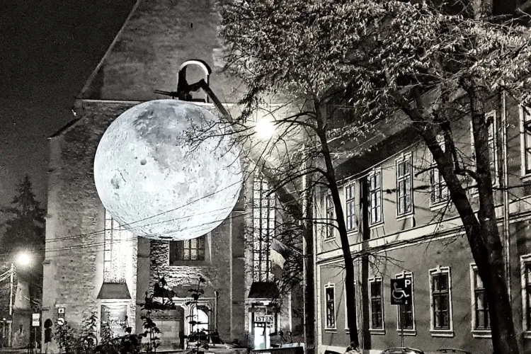 Super Luna expusă pe cea mai frumoasă stradă din Cluj. E magic! - FOTO