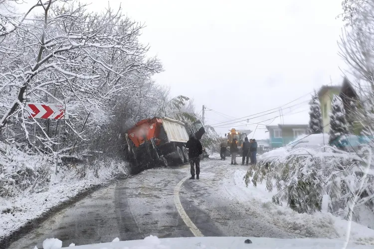 Utilaj de la deszăpeziri, ”eșuat” pe drumul spre satul Gheorgheni - FOTO
