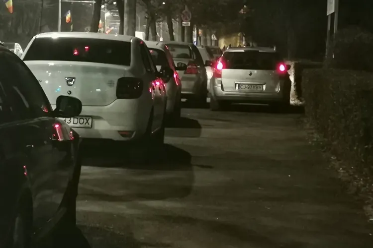 Mașinile parcate pe trotuar pot fi ridicate. A apărut o nouă lege   