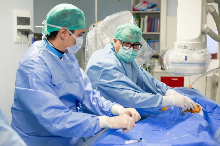 Avertismentul medicilor cardiologi: Din cauza pandemiei, pacienții cardiaci ignoră simptomele și ajung prea târziu la spital. Nu amâna vizita la cardiologi