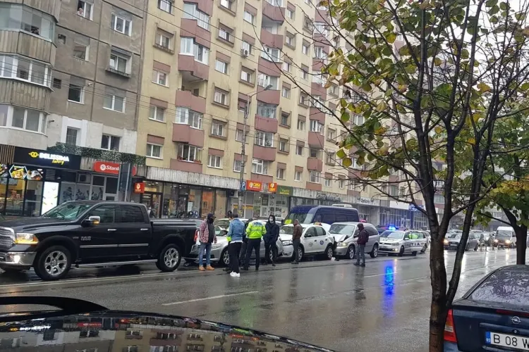 Accident în lanț pe strada Fabricii. Patru mașini au făcut carambol FOTO