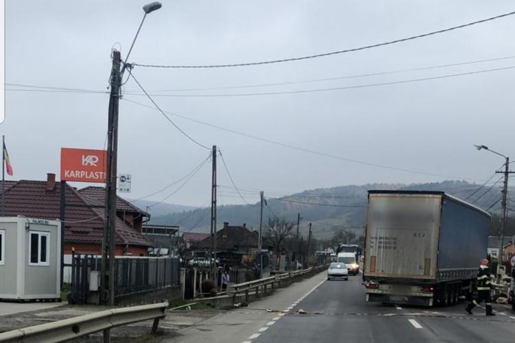 Femeie lovită de TIR la Dej. Mergea pe trotuar FOTO