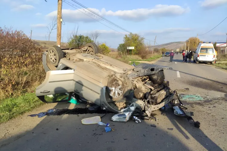 Accident la Viișoara, cu un autoturism făcut praf! Surprinzător nimeni nu a pățit nimic - FOTO