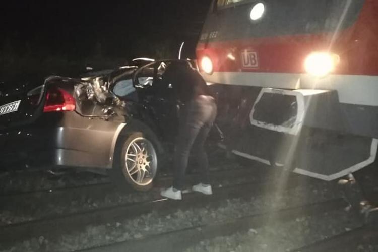 Accident de tren la Bistrița. Un bărbat a murit, iar cei doi copii din mașină sunt în stare de inconştienţă