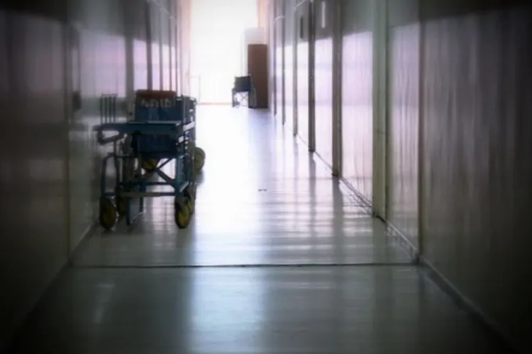 Imagini de GROAZĂ la un spital din România. Bolnavii Covid cu afecțiuni psihice stau dezbrăcați pe holurile spitalului FOTO