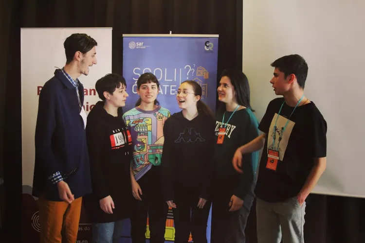 Mai mulți elevi clujeni au ANCHETAT modul în care se dau bursele școlare în județ și au găsit ilegalități și burse de 10 lei