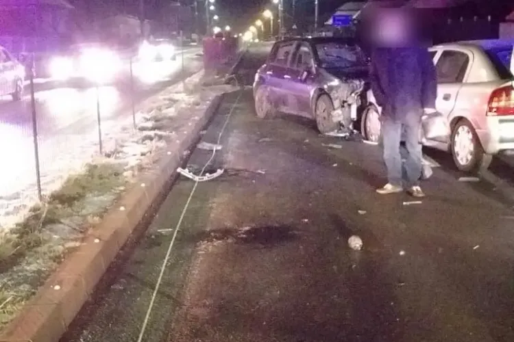 Accident la Tureni. A trecut peste bordura care separă sensurile și a lovit altă mașină - FOTO