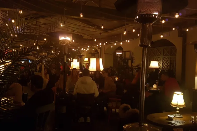 Barul Che Guevara a primit amendă 10.000 de lei, după ce au fost găsiți 120 de clienți pe terasa închisă